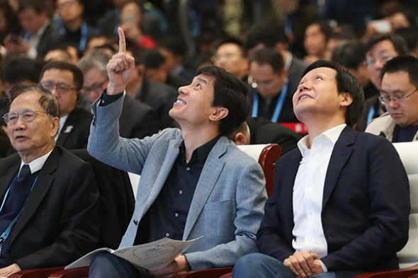 Robin Li (front center), CEO of Baidu Inc, and Lei Jun (front right), founder and CEO of Xiaomi Corp, at the 4th World Internet Conference in Wuzhen, Zhejiang province. (Photo by Zou Hong/China Daily)