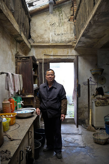 Tu Yuanqing runs his family teahouse in Maming village, a 30-minute drive from the ancient water town of Wuzhen.(Photo by Alywin Chew and Gao Erqiang/China Daily)