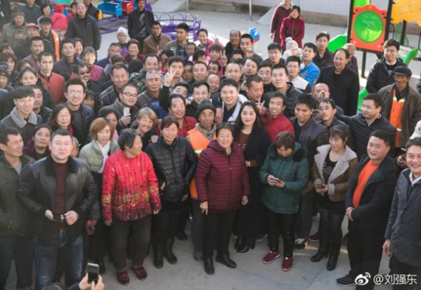 Liu Qiangdong, CEO of JD.com Inc, takes a picture with villagers at Pingshitou village in North China's Hebei province last week. (Photo/Weibo)