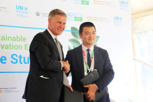 Erik Solheim, head of UN Environment, shakes hands with Dong Wenjun, Vice-President of Sina Weibo, after signing the strategic partnership at UN Environment Assembly. (Provided to China Daily)