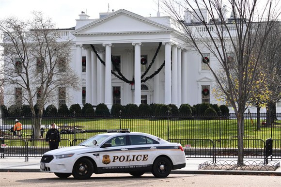 A police officer stands guard outside the White House in Washington D.C., the Unite States, on Dec. 6, 2017. U.S. President Donald Trump announced at the White House Wednesday his recognition of Jerusalem as the capital city of Israel, and instructed the State Department to begin the process of moving the U.S. embassy from Tel Aviv to Jerusalem. (Xinhua/Yin Bogu)