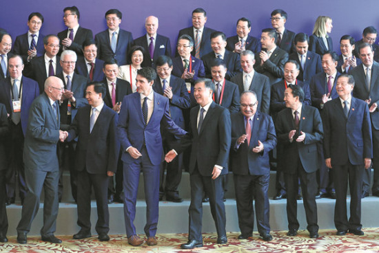 Vice-Premier Wang Yang (front, center) and prominent political, economic and academic leaders attend the Fortune Global Forum on Wednesday in Guangzhou. FENG YONGBIN / CHINA DAILY
