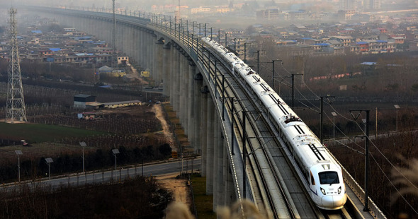 A bullet train heading from Chengdu in Sichuan province to Xi'an, Shaanxi province, passes through the Qinling Mountains area on Wednesday. (Photo by Yuan Jingzhi/For China Daily)