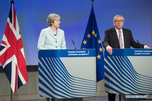 European Commission President Jean-Claude Juncker (R) and British Prime Minister Theresa May attend a joint press conference in Brussels, Belgium, Dec. 8, 2017. The European Commission has found sufficient progress in the first phase of the Brexit talks and will recommend to the European Council to open the second phase, European Commission President Jean-Claude Juncker said Friday. (Xinhua/The European Union)