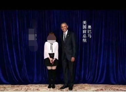 An online seller takes real picture with former U.S. president Barack Obama. (Photo/Global Times)