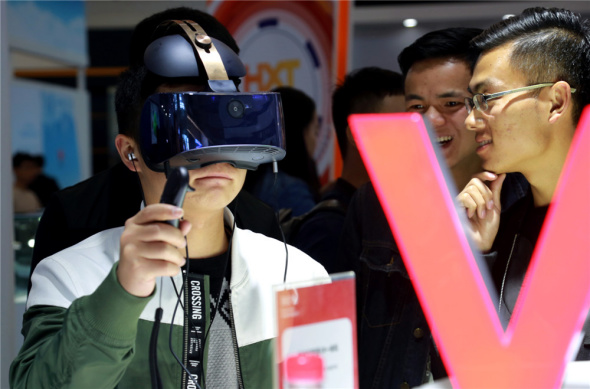 A visitor experiences virtual reality technology at the China International Big Data Expo in Guiyang, Guizhou province, in May. The expo was the first in the world to specifically use a big data theme. (Photos By Yang Jun / China Daily)