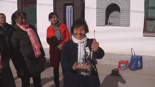 Hao Lanying turning the fire into a rose. /CGTN Photo