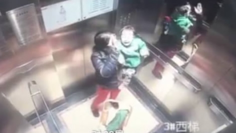 A woman is caught on camera brutally beating a toddler in an elevator in Zhenghou City, central China's Henan Province. (Photo/Video screenshot)