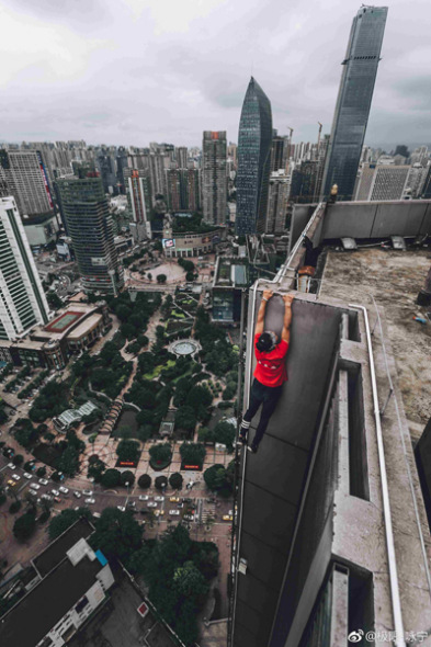 China's self-styled first rooftop adventurer Wang Yongning tried risky challenges on a skyscraper. (Photo from Wu Yongning's Weibo)