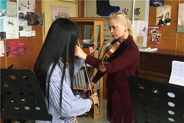 Anna Ganina gives a violin class to a student at the Hunan Institute of Science and Technology in Yueyang, Hunan province. (Cheng Si/China Daily)