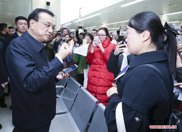 Chinese Premier Li Keqiang (L) visits an administrative service center at the Hubei province's free trade zone (FTZ) in Wuhan, capital of central China's Hubei Province, Dec. 11, 2017. Li made an inspection tour, which ran from Monday to Tuesday in the city of Wuhan, Hubei Province. (Xinhua/Yao Dawei)