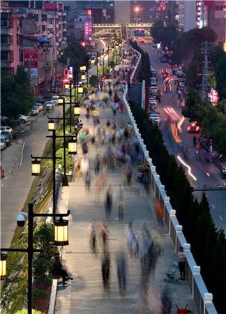 Residents stroll through the streets of Ankang city, Shaanxi province. (Xinhua)