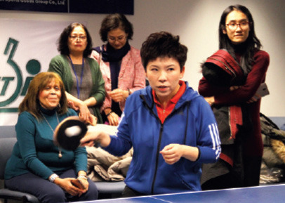 Former Chinese table tennis Olympic champion Deng Yaping plays table tennis with UN staff at the United Nations headquarters in New York on Monday. The event is considered as the opening for a series of themed events to promote Chinese culture in New York City. (Hong Xiao / China Daily)