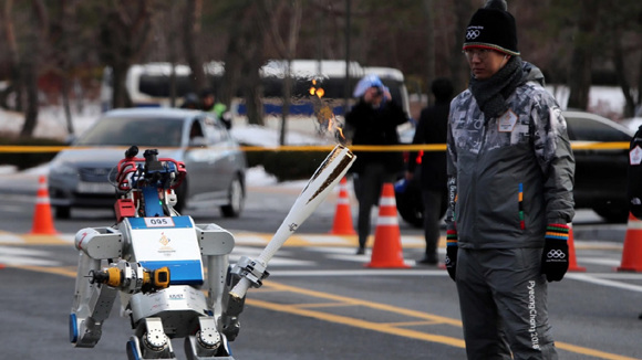Robot Hubo carries the Olympic torch. (Photo/CGTN)