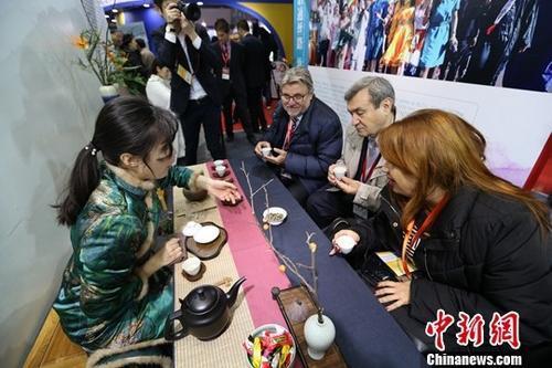 Nearly 2,500 delegates, including university presidents and representatives of Confucius institutes from more than 140 countries and regions, attend the 12th Global Confucius Institute Conference in Xi'an, capital of Shaanxi Province, December 12, 2017. [Photo/Chinanews.com]