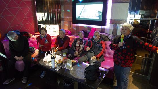 Huang Guizhen (1st right) and her friends in a karaoke room. (Photo/Xinhua)