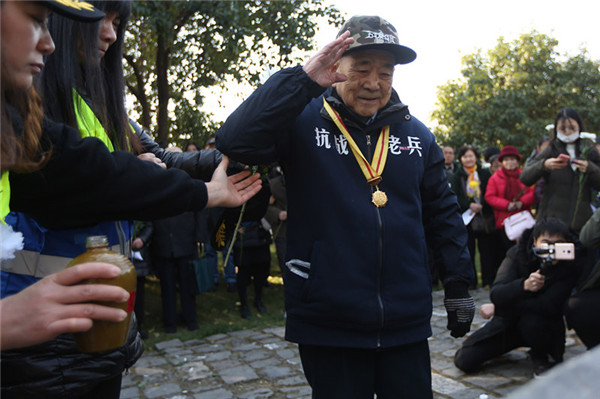 A Chinese veteran salutes the victims of the Nanjing Massacre. (Yang Bo/China News Service)