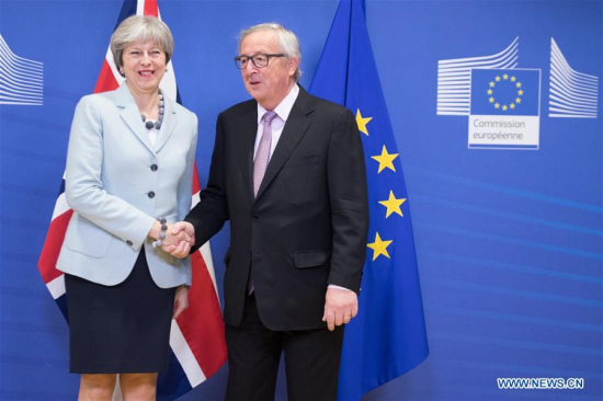 European Commission President Jean-Claude Juncker (R) meets with British Prime Minister Theresa May in Brussels, Belgium, Dec. 8, 2017. (Xinhua/The European Union)