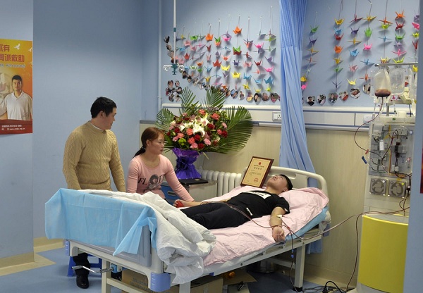Feng Qianlang, a junior student in Heilongjiang University of Chinese Medicine in Harbin, donated his hematopoietic stem cells to a leukemia patient who was more than 2,000 kilometers away in Shanghai on Monday. (Photo provided to chinadaily.com.cn)