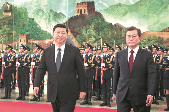 President Xi Jinping accompaniesRepublic of Korea President Moon Jae-in at a welcoming ceremony at the Great Hall of the People in Beijing on Thursday. (Photo: China Daily/Wu Zhiyi)
