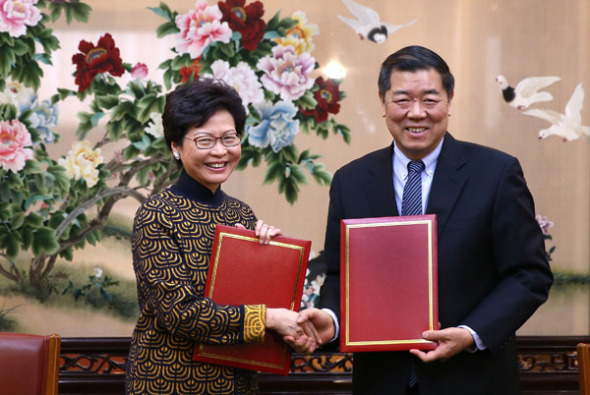 Carrie Lam Cheng Yuet-ngor, chief executive of the Hong Kong Special Administrative Region, shakes hands on Thursday in Beijing with He Lifeng, minister of the National Development and Reform Commission, after the signing of an agreement to advance Hong Kong's participation in the Belt and Road Initiative. [Photo: China Daily/Zou Hong) 