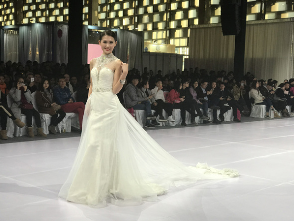 A model shows a wedding dress at the Shanghai Winter Wedding Expo last weekend. (Photo: China Daily/He Qi) 