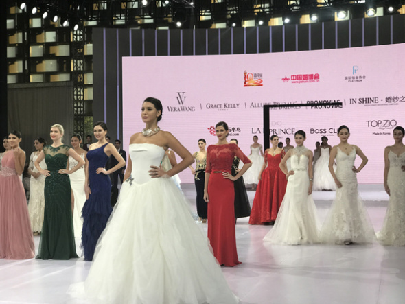 Models show wedding dresses at the Shanghai Winter Wedding Expo last weekend.  (Photo: China Daily/He Qi) 