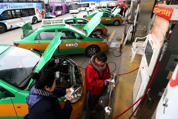 Authorities in Shaanxi province limited the amount of liquefied natural gas cab drivers can purchase. (Photo/CHINA NEWS SERVICE)