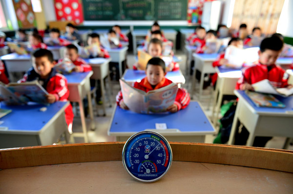 Children in Hebei province study in a classroom heated by solar panels donated by a local company. (Photo/Xinhua)