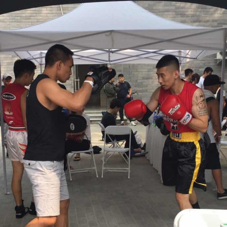 Liu Bonan spars with his coach before a fight./Photo from Liu Bonan