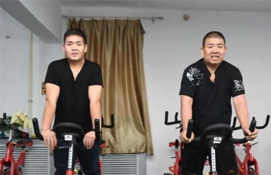 Tian Shiguang (R), 53, and his son Tian Hua, 29, exercise at a weight-losing hospital in Changchun, Dec 12, 2017. [Photo provided to chinadaily.com.cn]