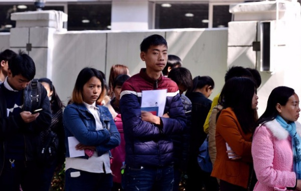 Applicants line up at an employment market in Longhua to apply for jobs with Foxconn Technology Group. (Photo: China Daily)