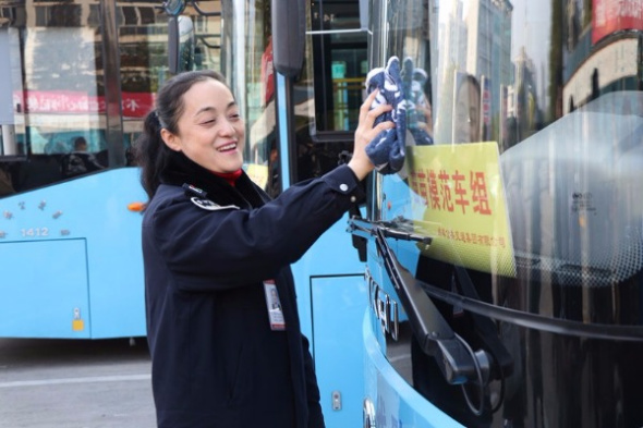 Driver Yang Miaomiao, in Bengbu, Anhui province, a delegate to the 19th CPC National Congress, cleans her bus in November. (Zhu Lixin/China Daily)