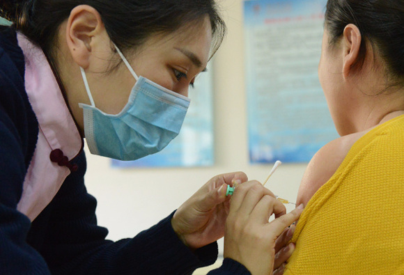 A woman receives an HPV vaccination at a hospital in Zhengzhou, Henan province, last month. (ZHANG TAO/ FOR CHINA DAILY)