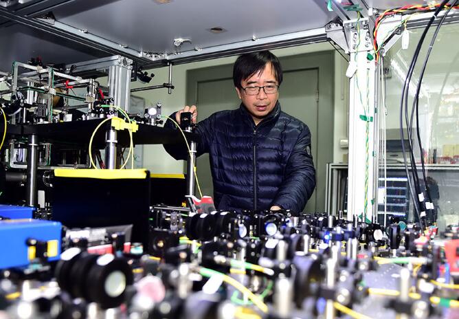 Pan Jianwei works in a laboratory at the University of Science and Technology of China in February last year. Pan has been hailed for his leadership in quantum communication. LIU JUNXI/XINHUA