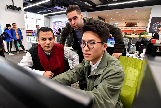 Foreign visitors watch a member of staff at work at the Guiyang Big Data Exchange. WU WEI/FOR CHINA DAILY
