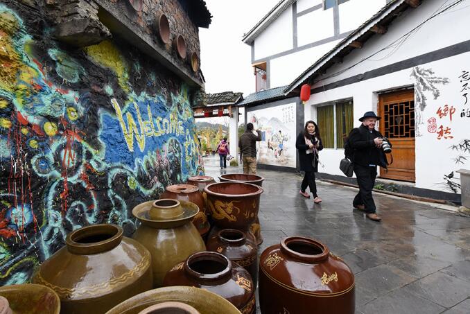 Bruce Connolly, a radio journalist who lives in Beijing, visits a pottery center in Huamao. SONG WEI/CHINA DAILY