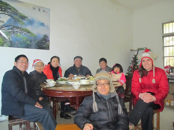 Jocelyn Eikenburg sits with her husband's family in the Hangzhou countryside in December 2013. (Photo provided to chinadaily.com.cn)