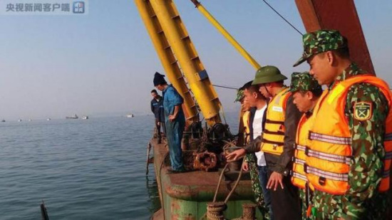 Rescue workers on the scene where a collision between a ship and a cargo barge happened in Ha Long Bay, northern Vietnam's province of Quang Ninh, on December 24, 2017. [Photo: CCTV news]