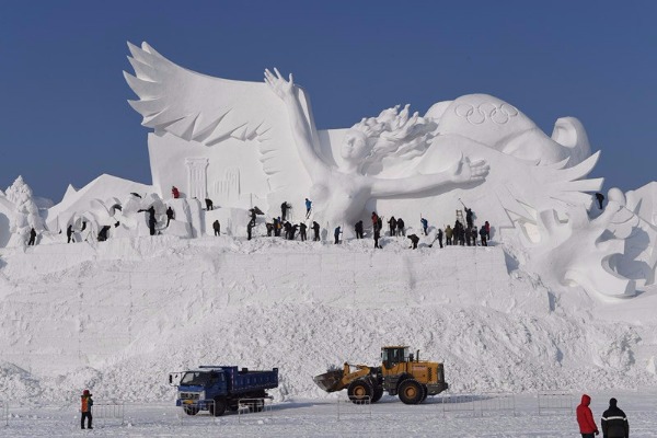 Nearly 100 artists work on a giant snow sculpture this month ahead of an international art expo in Harbin, Heilongjiang province.(Photos By Liu Yang / For China Daily)