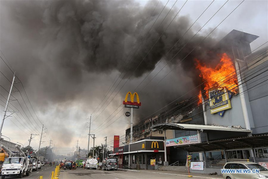 Fire rages at a shopping mall in Davao City, the Philippines, Dec. 24, 2017. At least 37 people may have died in the massive fire that ravaged a shopping mall here on Saturday, authorities said on Sunday. (Xinhua/Stringer)