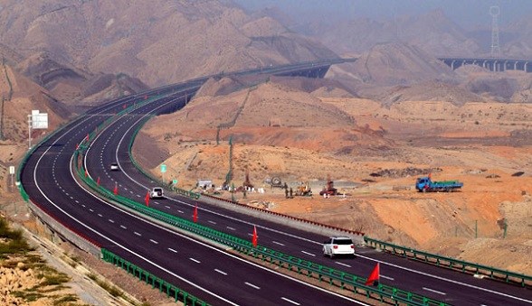 The Zhongmeng Expressway in Ningxia Hui autonomous region, Aug 22, 2008. (Photo/Xinhua)