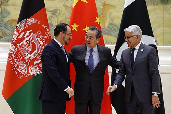 Foreign Minister Wang Yi is flanked by Afghan Foreign Minister Salahuddin Rabbani (left) and Pakistani Foreign Minister Khawaja Muhammad Asif in Beijing on Tuesday for the first China-Afghanistan-Pakistan Foreign Ministers' Dialogue. (Wang Zhuangfei/China Daily)