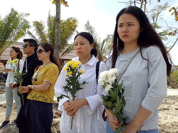 Feng Yi (right) pays respects on Monday to her husband, He Yongjie, a tour guide who was killed on Friday by a rampaging elephant in Pattaya, Thailand. (Photo provided to China Daily)