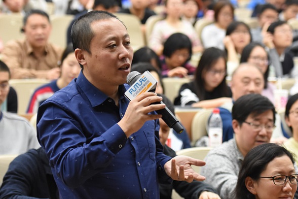 An audience member during the Q&A session at the lecture. (Photo provided to China Daily)
