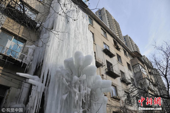 A 10-meter frozen waterfall covers four floors of an abandoned residential building in Anshan, Northeast China's Liaoning Province. (Photo/China News Service)