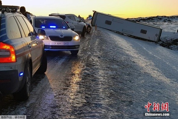 A bus, carrying 46 Chinese tourists, rear-ended and then flipped over in Iceland on Wednesday, leaving at least one dead at the scene and 12 injured hospitalized in the aftermath. (Photo/Chinanews.com)