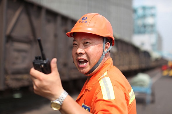 Dock worker Pi Jinjun directs his team at the Port of Qingdao in Shandong province in July. (Photo provided to China Daily)
