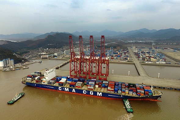 A container ship docks at Zhoushan port in Ningbo, East China's Zhejiang province. Environmental protection is now a top priority for the Yangtze River Economic Belt.(Photo by Yao Feng/for China Daily)