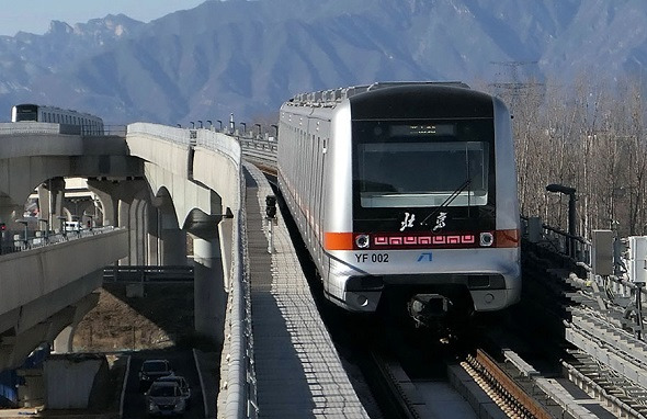 A train carries out a test run on Beijing Subway's Yanfang Line on Dec 15. The driverless subway will be put into operation on Saturday. (Wei Tong/For China Daily)